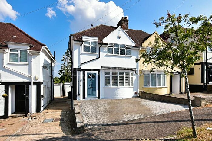 3 Bedroom Semi-Detached House For Sale In Park Avenue, Potters Bar, EN6