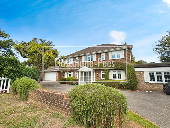 4 Bedroom House To Rent In Southfield Place, KT13