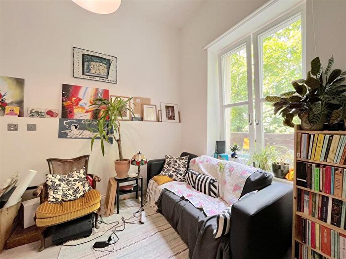 3 Bedroom Flat To Rent In Crescent Road, London, N8
