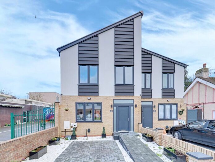 5 Bedroom Semi Detached House For Sale In South Street, Rainham, RM13