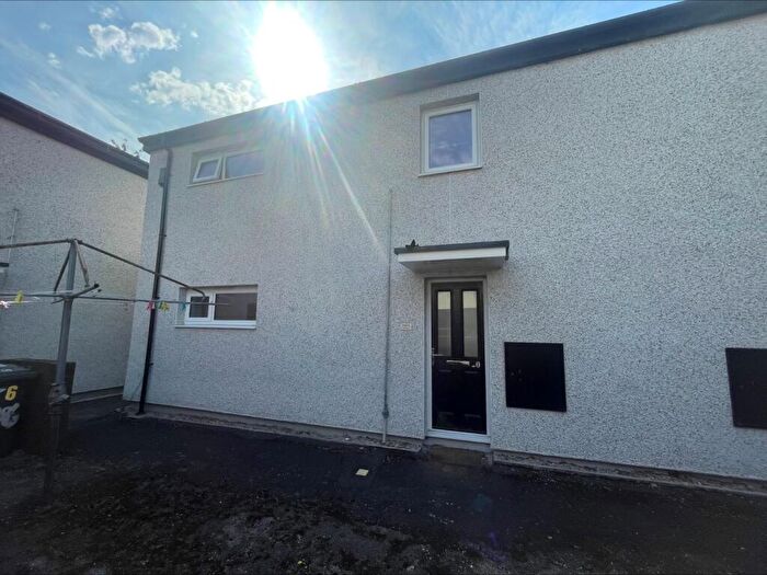 2 Bedroom Flat To Rent In Holtdale Place, Leeds, West Yorkshire, LS16