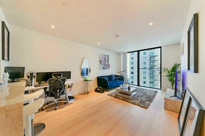1 Bedroom Apartment For Sale In Hampton Tower, Marsh Wall, Canary Wharf, E14