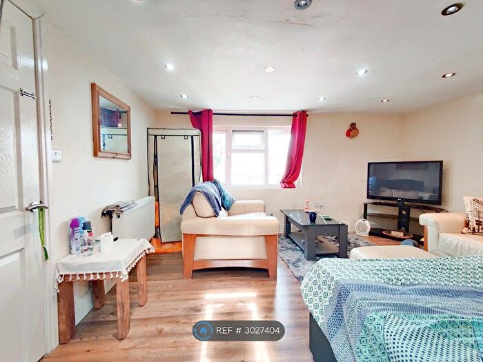 2 Bedroom Flat To Rent In Martin Way, London, SW20