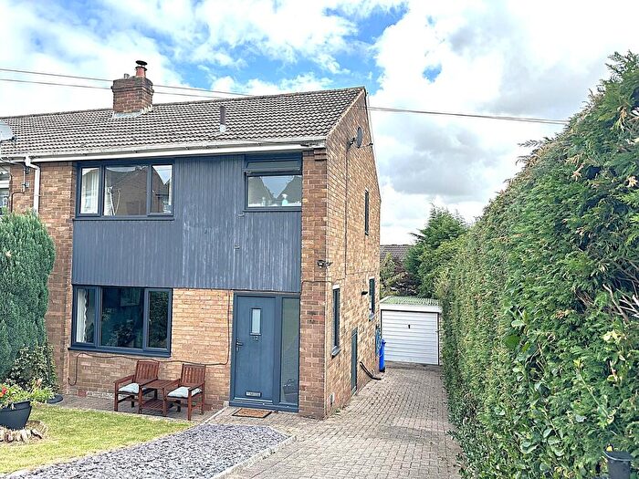 3 Bedroom Semi-Detached House For Sale In Grenfolds Road, Grenoside, S35