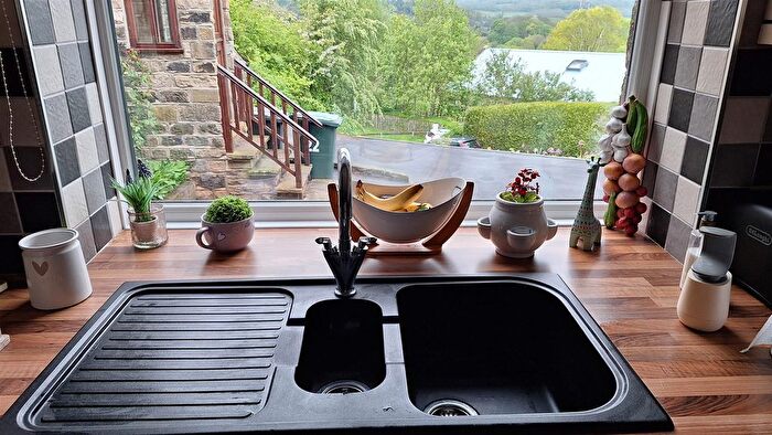 2 Bedroom Cottage For Sale In Brackendale, Thackley, Bradford, BD10
