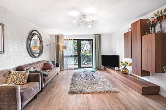 3 Bedroom Apartment To Rent In Glengarnock Avenue, London, E14