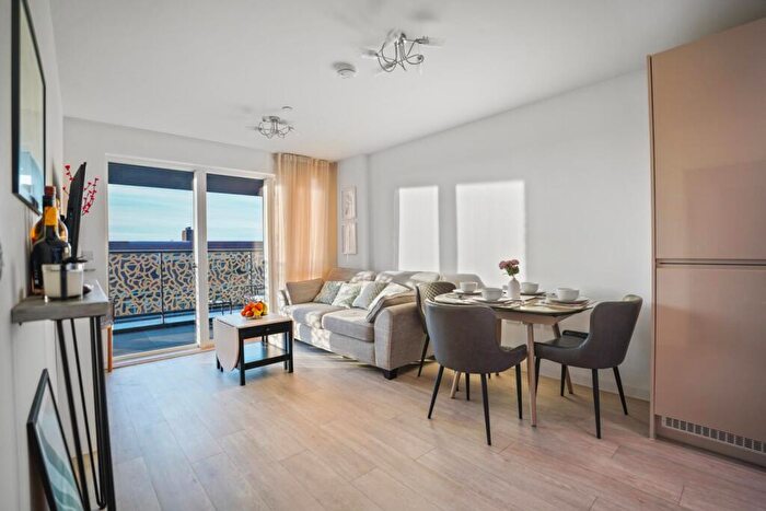 1 Bedroom Apartment For Sale In Pomeroy Street, New Cross, London, SE14