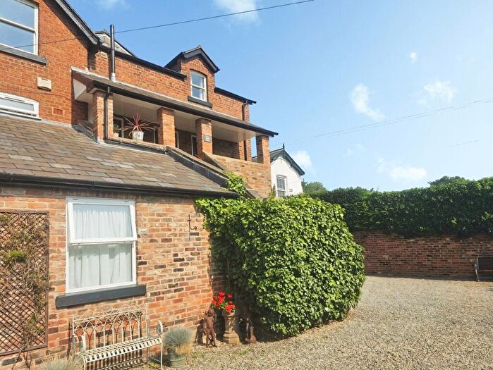 2 Bedroom Maisonette To Rent In Dee Banks, Chester, Cheshire, CH3