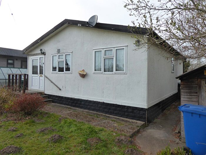 1 Bedroom Mobile/park Home For Sale In Hurley Riverside Park, Hurley, Maidenhead, SL6
