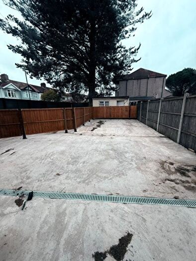 3 Bedroom Flat To Rent In Redbridge Lane East, IG4
