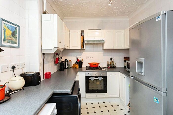 2 Bedroom Flat For Sale In Hadlow Road, Tonbridge, Kent, TN9