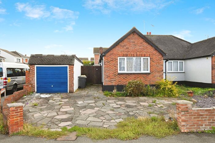 3 Bedroom Bungalow For Sale In Grove Road, Rayleigh, Essex, SS6