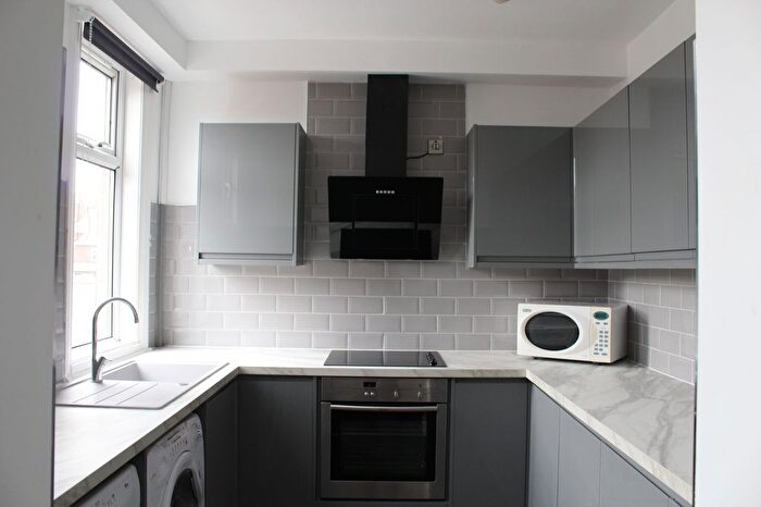 9 Bedroom Semi-Detached House To Rent In Kirkstall Lane, Leeds, LS6