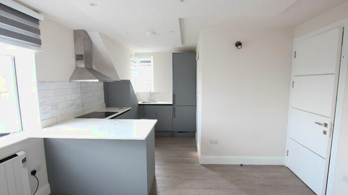 2 Bedroom Flat To Rent In Great North Way, London, NW4
