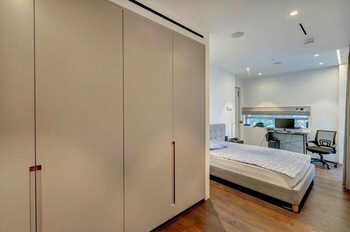 3 Bedroom Flat To Rent In London, SW1W