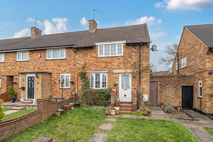 3 Bedroom Semi-detached House For Sale In The Garth, Abbots Langley, Hertfordshire, WD5
