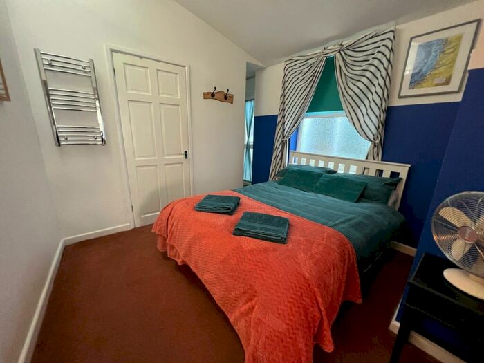 1 Bedroom Flat For Sale In George Street, New Quay, SA45