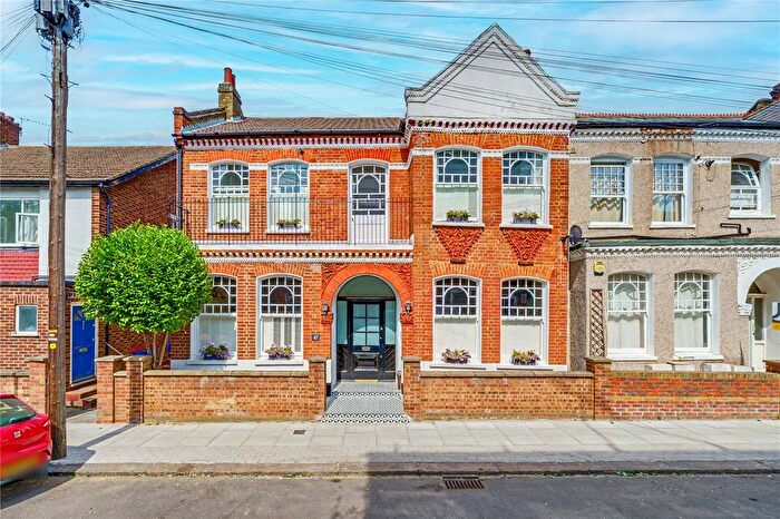 5 Bedroom Detached House For Sale In Dafforne Road, SW17