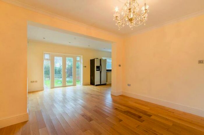 5 Bedroom Semi-Detached House To Rent In Argyle Road, North Finchley, N12