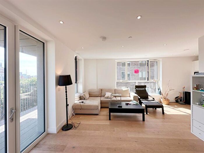 2 Bedroom Apartment To Rent In Gosnold House South, Blackwall Reach, E14