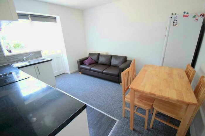 3 Bedroom Flat To Rent In Litchfield Way, London, NW11