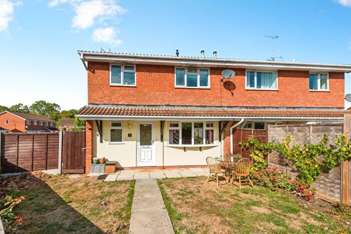 2 Bedroom Cluster House For Sale In Alder Close, Swindon, SN2
