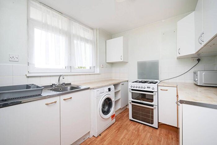 3 Bedroom Maisonette To Rent In Cambridge Heath Road, Bethnal Green, London, E1