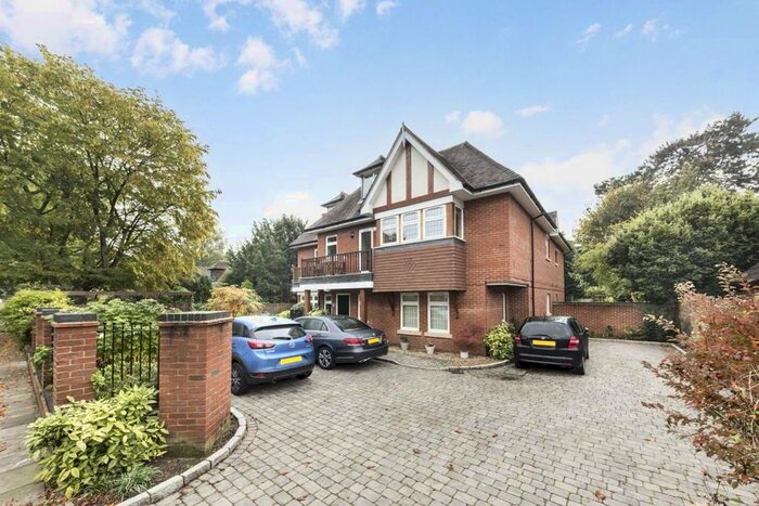 2 Bedroom Flat To Rent In Broad Lane, Hampton TW12