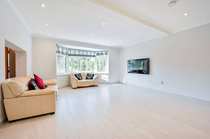 5 Bedroom Detached House For Sale In The Beeches, Perivale, Greenford, UB6