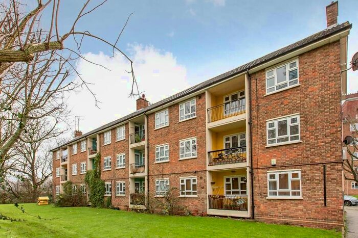 2 Bedroom Flat To Rent In Horne Way, London, SW15