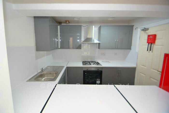 3 Bedroom Flat To Rent In Regent Park Terrace, Hyde Leeds, LS6