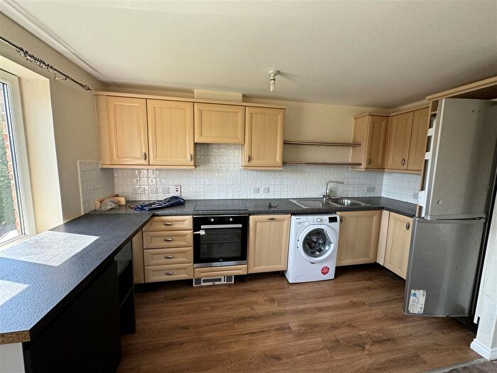 2 Bedroom Flat To Rent In Blackburn Way, Hounslow, TW4