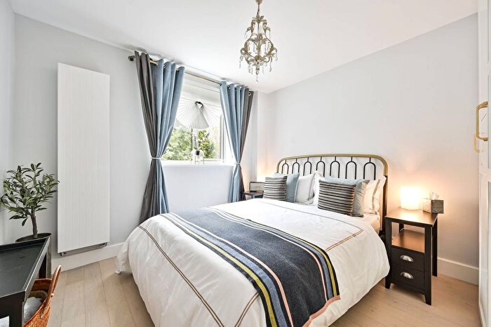 2 Bedroom Flat To Rent In Bronsart Road, Fulham, London, SW6