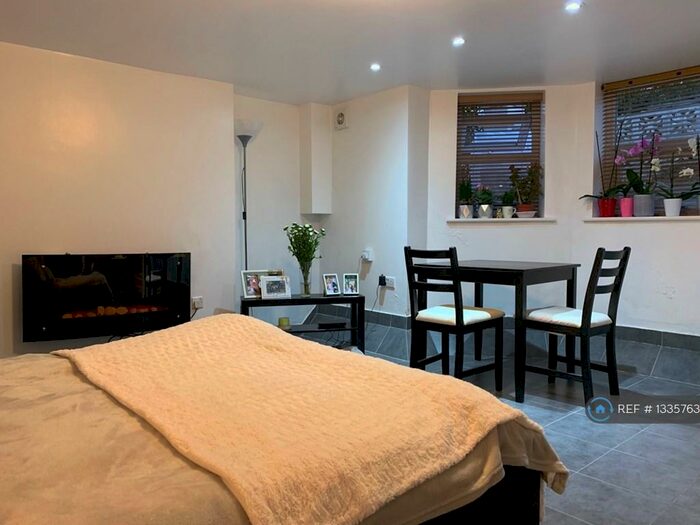 Studio To Rent In Knightland Road, London, E5