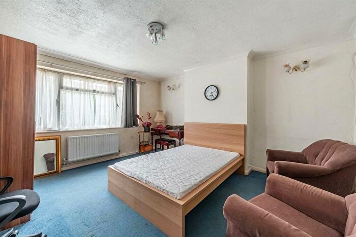 2 Bedroom Apartment For Sale In Sterling Avenue, Edgware, HA8