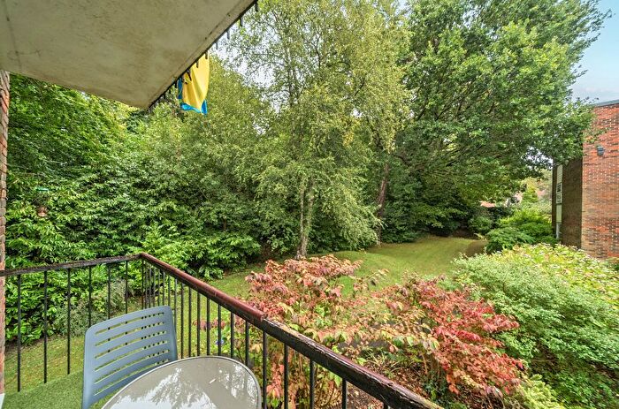 2 Bedroom Flat For Sale In Lingwood Close, Bassett, Southampton, Hampshire, SO16