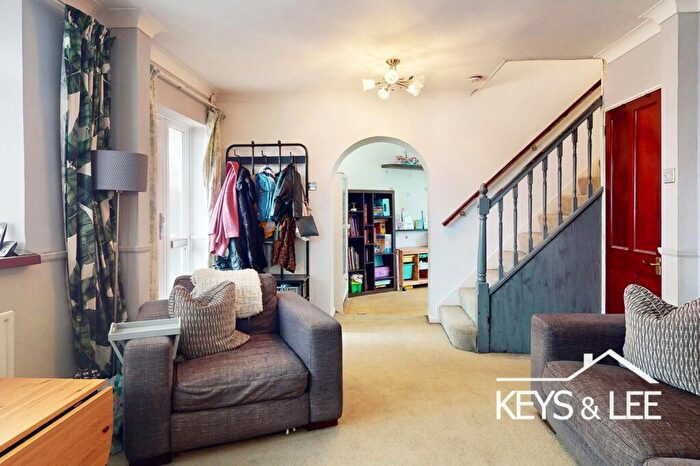 3 Bedroom End Of Terrace House For Sale In Peartree Gardens, Romford, RM7