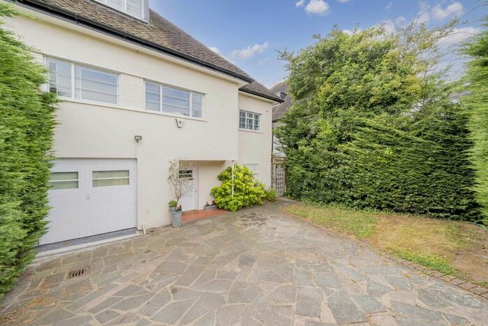 6 Bedroom Property To Rent In Vivian Way, London, N2