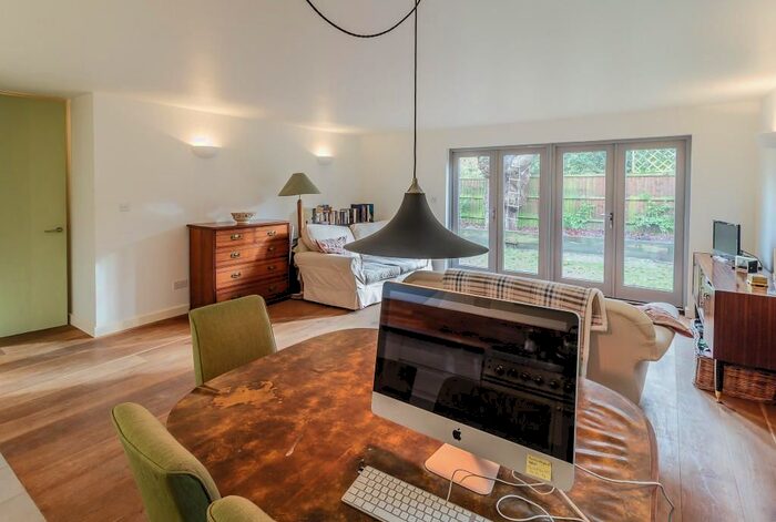 2 Bedroom Flat To Rent In Fitzwarren Gardens, London, N19