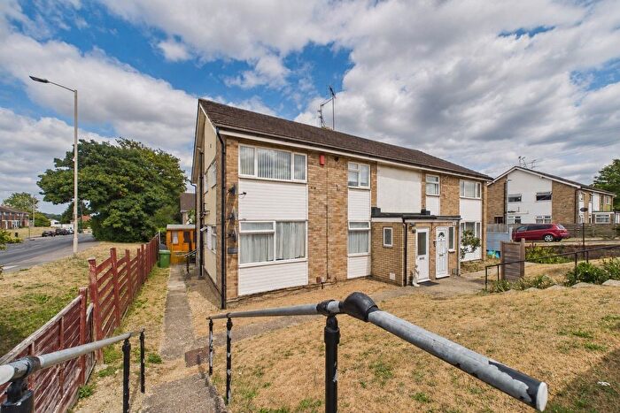2 Bedroom Maisonette For Sale In Links Drive, Tilehurst, Reading, Berkshire, RG30