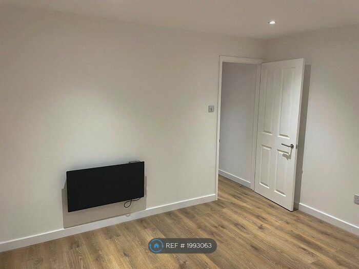 Studio To Rent In The Sunny Road, Enfield, EN3