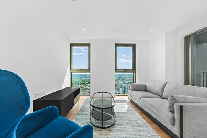 2 Bedroom Apartment To Rent In One Thames Quay, Marsh Wall, E14