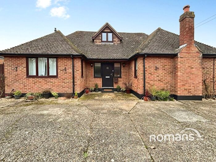 4 Bedroom Detached House For Sale In Coronation Road, Yateley, Hampshire, GU46