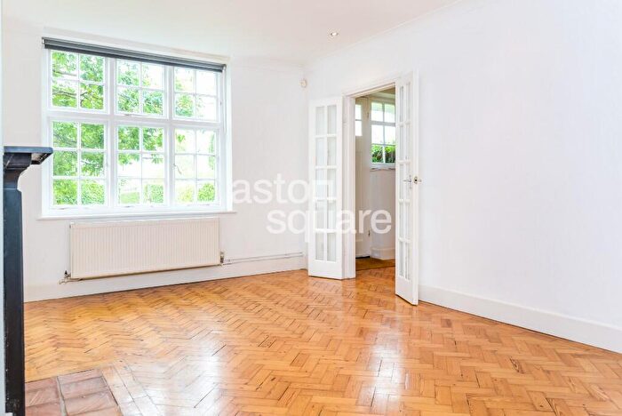 3 Bedroom Semi-Detached House To Rent In Midholm, London, NW11