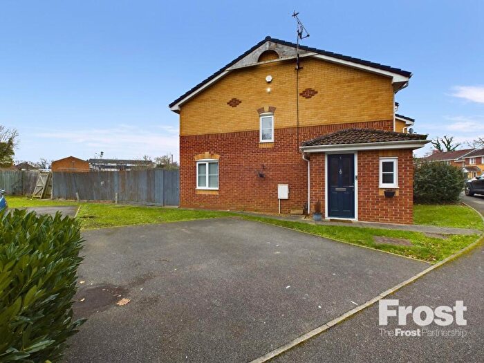 3 Bedroom End Of Terrace House For Sale In Bessemer Close, Langley, Berkshire, SL3