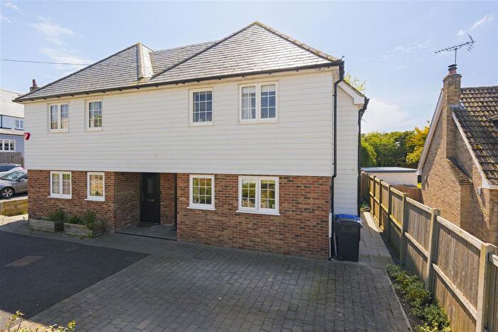 3 Bedroom Semi-Detached House For Sale In Westcourt Lane, Shepherdswell, CT15