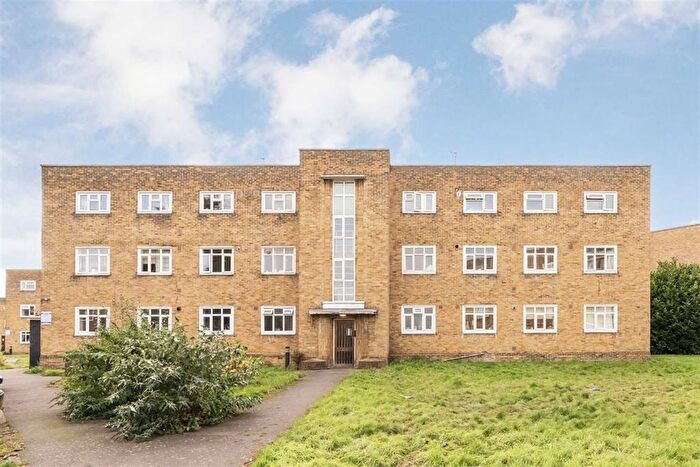 4 Bedroom Flat To Rent In Sir Alexander Road, Acton, W3