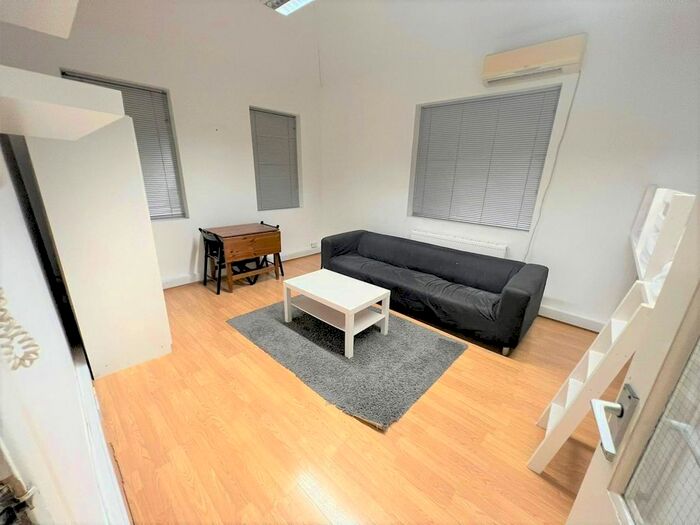 3 Bedroom Flat To Rent In Chingford Road, London, E17