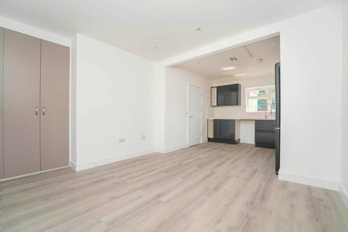 2 Bedroom Flat To Rent In Empire Road, Perivale, London, UB6