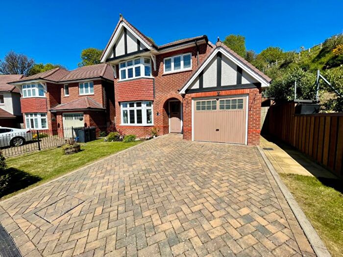 3 Bedroom Detached House For Sale In Armstrong Road, Luton, Bedfordshire, LU2